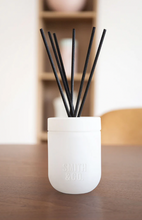 Load image into Gallery viewer, Smith &amp; Co Diffuser | Tonka &amp; White Musk
